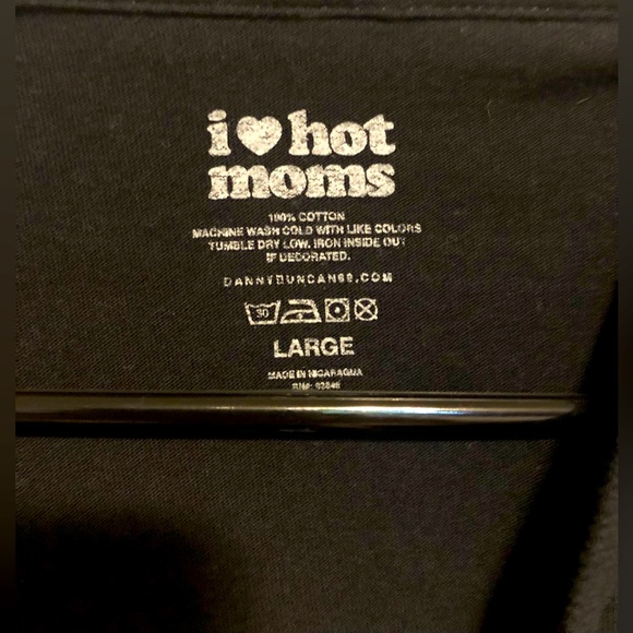 I 🫶🏼 hot moms graphic T shirt - Picture 2 of 2